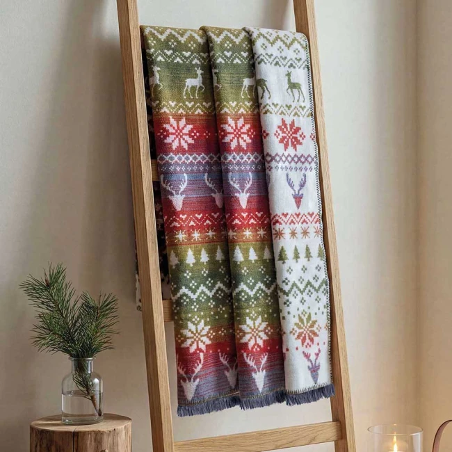  Wyjątkowo ciepły, miękki w dotyku, świąteczny, bawełniany koc w rozmiarze 150x200 cm w dekoracyjny wzór w renifery i choinki 