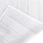 Ręcznik bambusowy 50x90 cm w kolorze białym, leżący na powierzchni. Widoczna struktura tkaniny z delikatnymi przeszyciami na brzegach. Materiał o gładkiej fakturze, idealny do codziennego użytku.