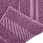Bambusowy ręcznik o wymiarach 50x90 cm w kolorze lawendy, leżący na boku. Widoczna miękka faktura materiału oraz delikatne zdobienie w postaci poziomych pasków. Brzeg ręcznika wykończony subtelną lamówką.
