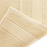 Ręcznik bambusowy 70x140 w kolorze kremowym, z teksturą pętelkową. Położony na białym tle, widoczny brzeg z delikatnym, prostym przeszyciem. Produkt rozłożony, eksponujący całą długość oraz fakturę materiału.