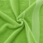Ręcznik bambusowy 70x140 w kolorze limonki, miękki i teksturowany, z białymi paskami po bokach. Ułożony w sposób owijający, pokazujący fakturę materiału. Idealny do użytku w łazience lub na plaży.