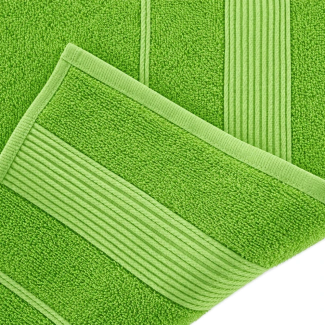 Ręcznik bambusowy 70x140 w kolorze limonkowym, z miękką, teksturowaną powierzchnią. Ułożony w poziomie, z widocznymi paskami na krawędziach. Materiał o wysokiej chłonności, idealny do łazienki lub na plażę.