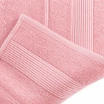 Ręcznik bambusowy 70x140 w kolorze różowym. Widoczna tekstura z wytłoczeniem i gładkim obszyciem. Produkt leży na płasko, ukazując detale materiału i wykończenia.