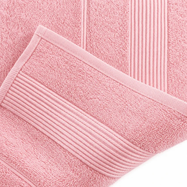 Ręcznik bambusowy 70x140 w kolorze różowym. Widoczna tekstura z wytłoczeniem i gładkim obszyciem. Produkt leży na płasko, ukazując detale materiału i wykończenia.
