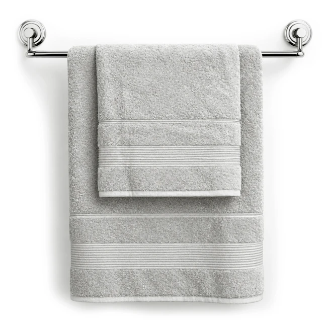 Ręcznik bambusowy w kolorze popielatym o wymiarach 50x90 cm, zawieszony na wieszaku. Produkt ma miękką, teksturowaną powierzchnię oraz delikatne, poziome zdobienia. W tle neutralna ściana, co podkreśla jego kolor i fakturę.