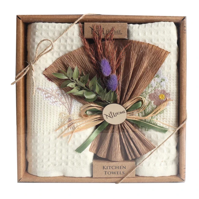  Dwa kremowe ręczniki kuchenne 40x60 cm z drobnym haftem kwiatowym i ozdobne pudełko 