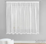 Firana żakardowa w białym kolorze, o wysokości 250 cm, zawieszona na metalowych karniszu. Materiał lekki, półprzezroczysty, z delikatnym wzorem groszków.