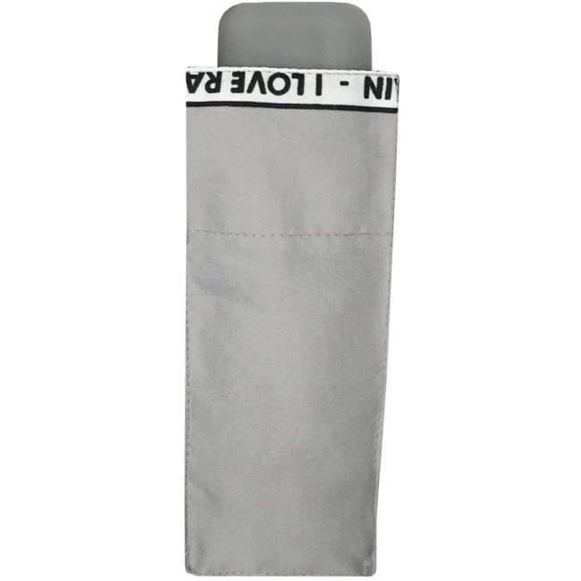 Parasol mini w kolorze szarym, pionowo ustawiony, z widocznym uchwytem. Na górze znajduje się pasek z napisem I love rain. Prosty, jednolity dość ciemny kolor tła. Idealny do użytku w deszczu.