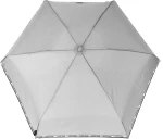 Mini parasol w kolorze szarym, z białym napisem I LOVE RAIN na brzegu. Rozłożony, ukazujący ośmiokątny kształt i gładką powierzchnię. W sposób frontowy, na jednolitym tle, bez widocznych detali konstrukcyjnych.