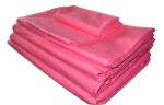 Poszewka wsypowa 40x40 w kolorze intensywnego różu, złożona w stosie. Produkt ma gładką fakturę i prostokątny kształt. Widoczna jest jedna poszewka w mniejszym rozmiarze, leżąca na wierzchu. Tło jednolite.