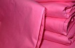Poszewka wsypowa 70x80 w intensywnym różowym kolorze, wykonana z gładkiego materiału. Ułożona w stos, z widocznymi, starannie wykończonymi brzegami. Prostokątny kształt akcentuje jej rozmiar. Idealna do dekoracji poduszek w sypialni.